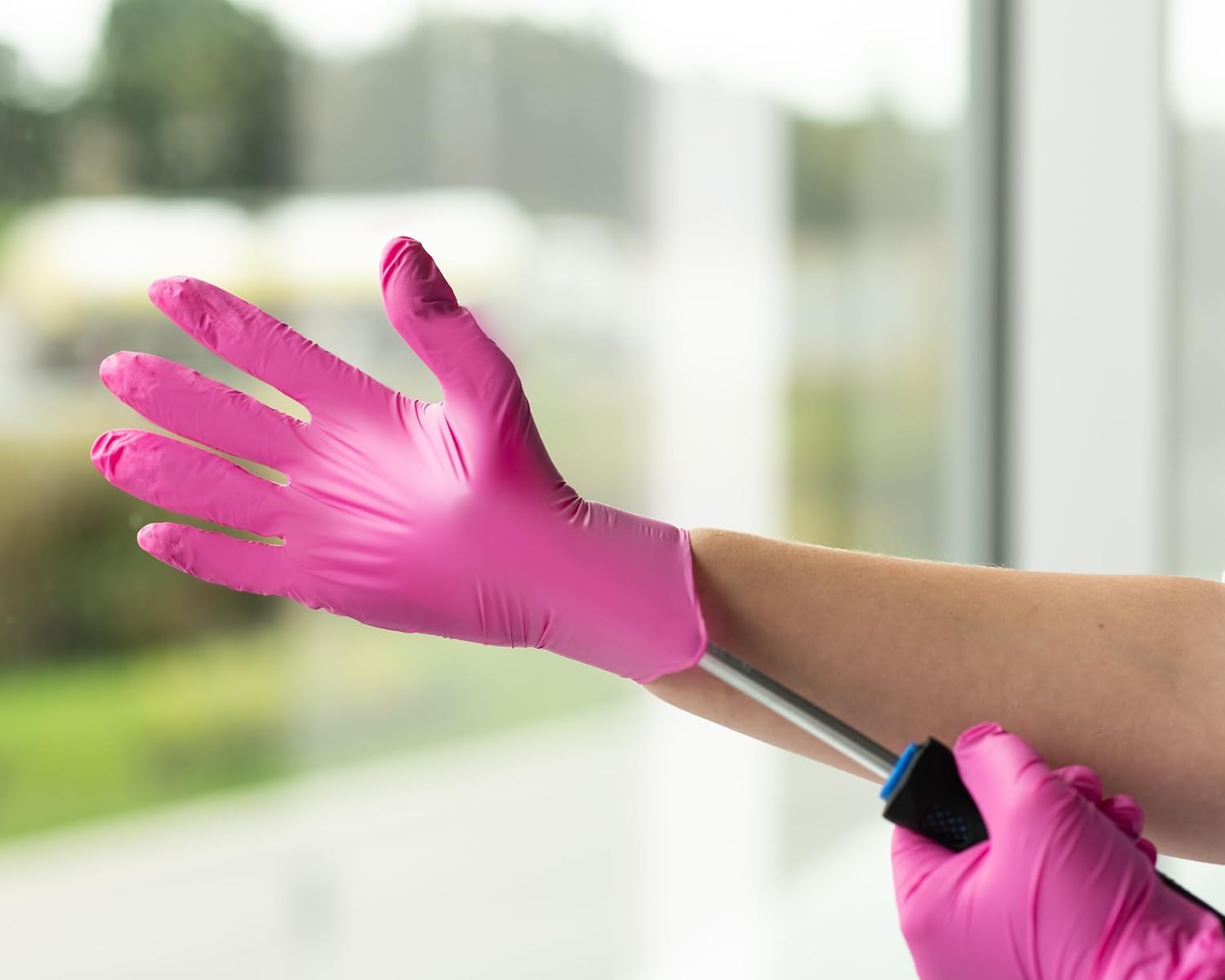 FRAMAR Pink Nitrile Gloves Medium - Disposable Gloves Medium, Cleaning Gloves, Kitchen Gloves, Latex Free Gloves Disposable, Gants Nitrile, Gants Jetables