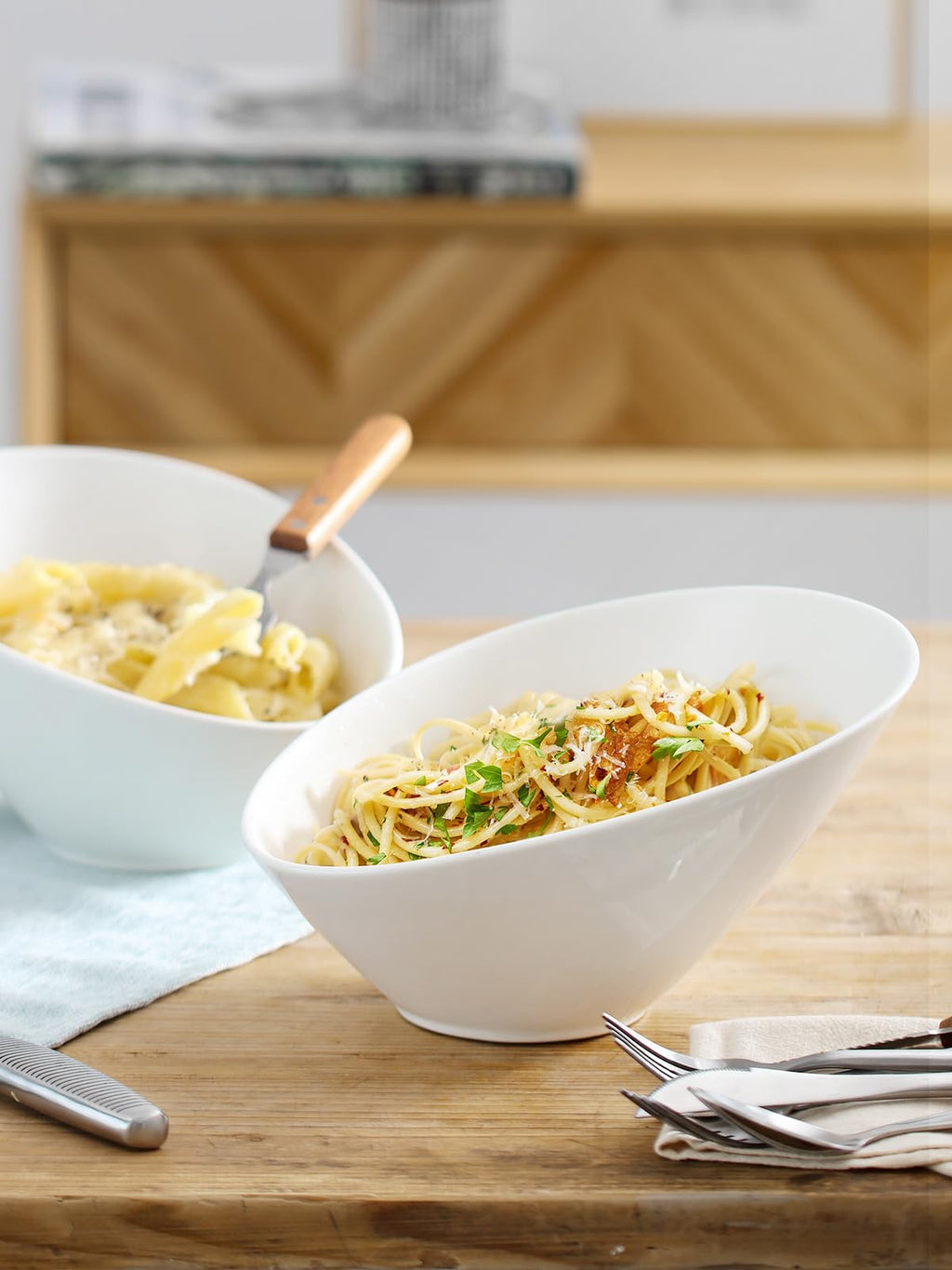 DOWAN Salad Bowls, 2 Packs Serving Bowls Porcelain, 26 Ounce Pasta Bowls, Elegant White Angled Serving Bowls for Salad, Pasta, Soup, Rice, Prep, Ideal for Restaurant