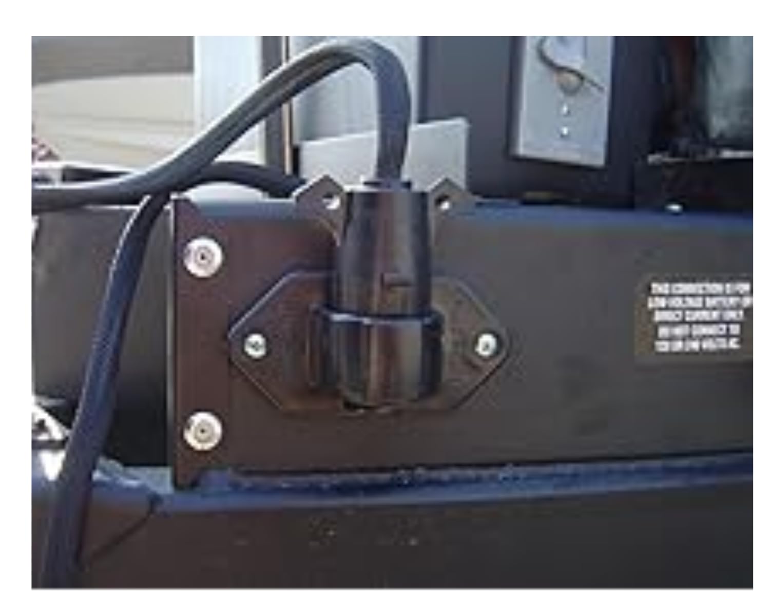 Tri-Lynx 8200B Lynx Stay-Put Plug Holder