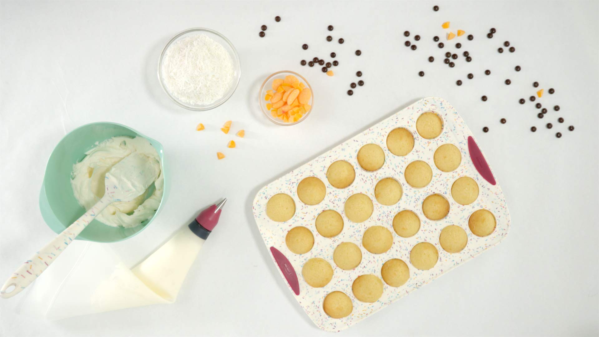 Trudeau 24 Count Mini Muffin Pan Silicone Bakeware, Confetti White (05118554)