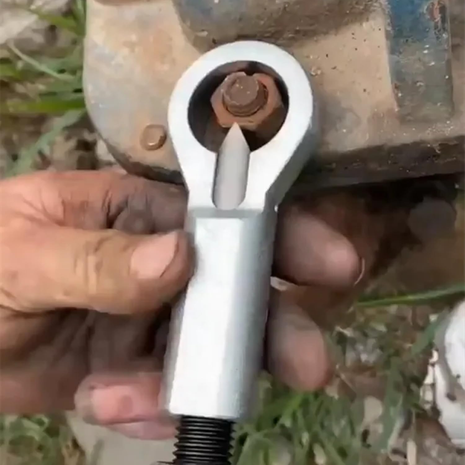 Nut Splitter Heavy Duty Set, 4 PCS Adjustable Rusted Nuts Broken Damaged Screw Nut Cracker Tool, Corroded Stuck Nut Removal Splitting Tools (Remove Nut Dia. 9-12mm 12-16mm 16-22mm 22-27mm)