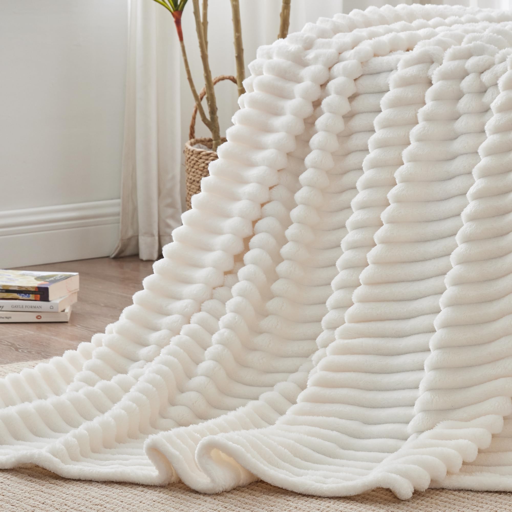 BEDELITE Fuzzy Twin Blanket for Bed - Cream White Fluffy Cozy Soft Plush Warm Fleece Blankets for Winter, Bedroom Valentine's Day Decor Gifts for Him Her