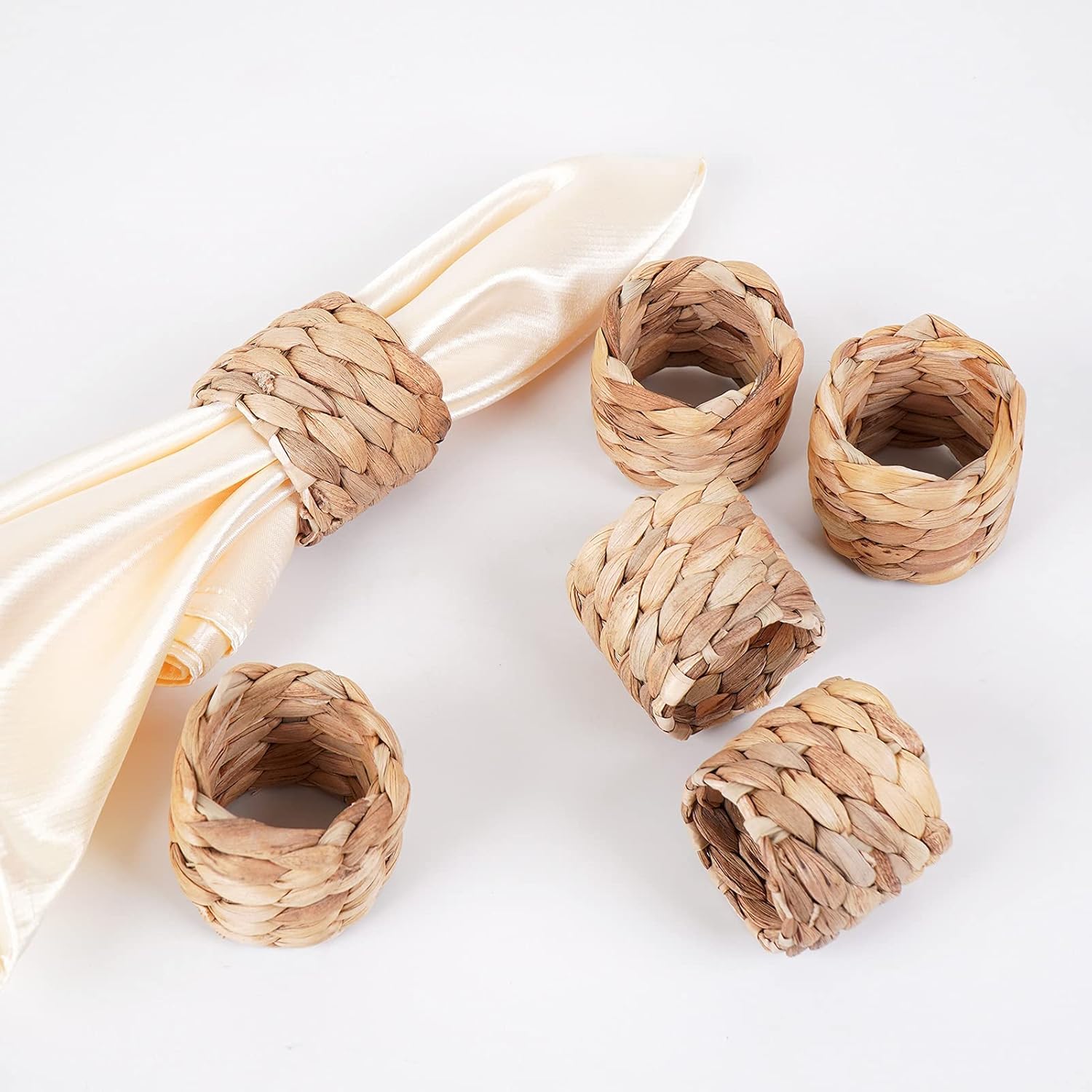 12 pcs Woven Napkin Rings， Napkin Rings Table Decor Handmade by Natural Water Hyacinth， Fall Farmhouse Napkin Rings for Christmas, Wedding Table Decoration