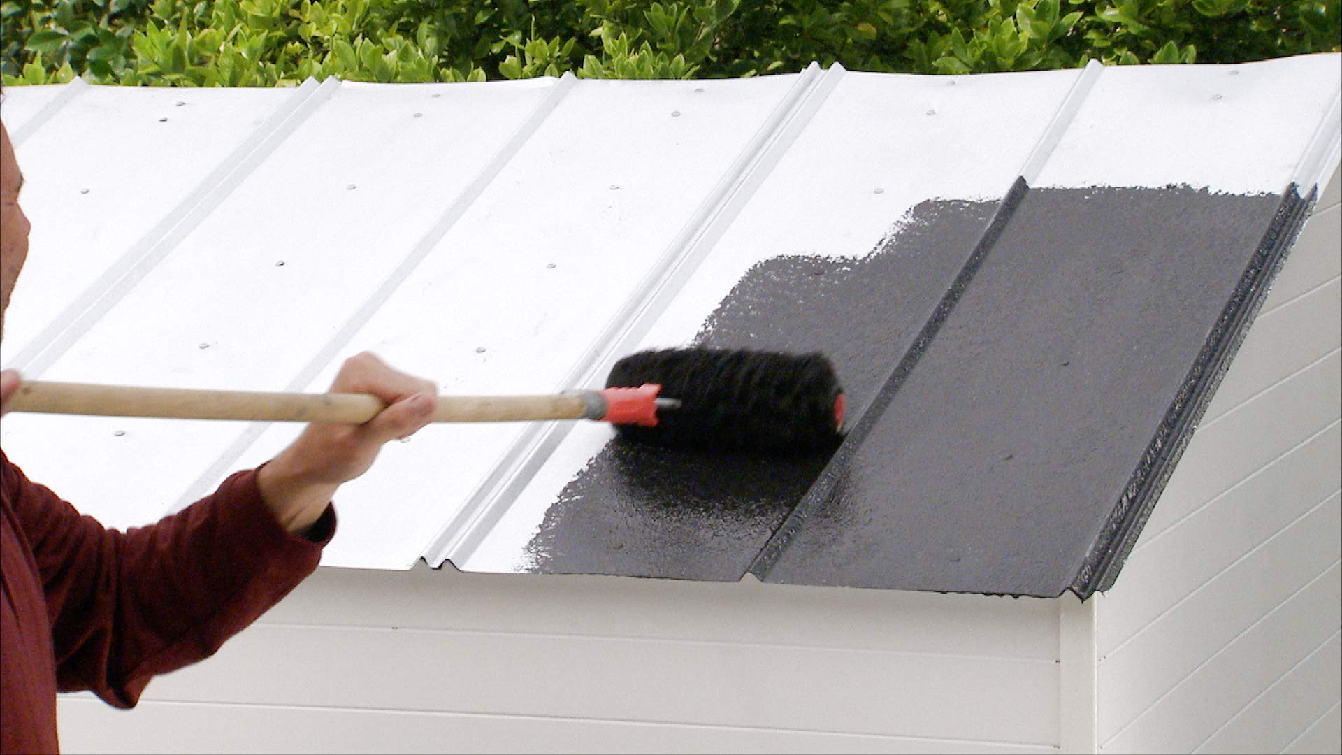 Flex Seal Liquid - Waterproof Rubber Seal, Patch Leaks, Repair Multi-Surface Indoor & Outdoor; Thick Coating Great for Roofs, Cracks, Gutters, Concrete, Basements, Foundations, Clear, 16 oz (473 mL)