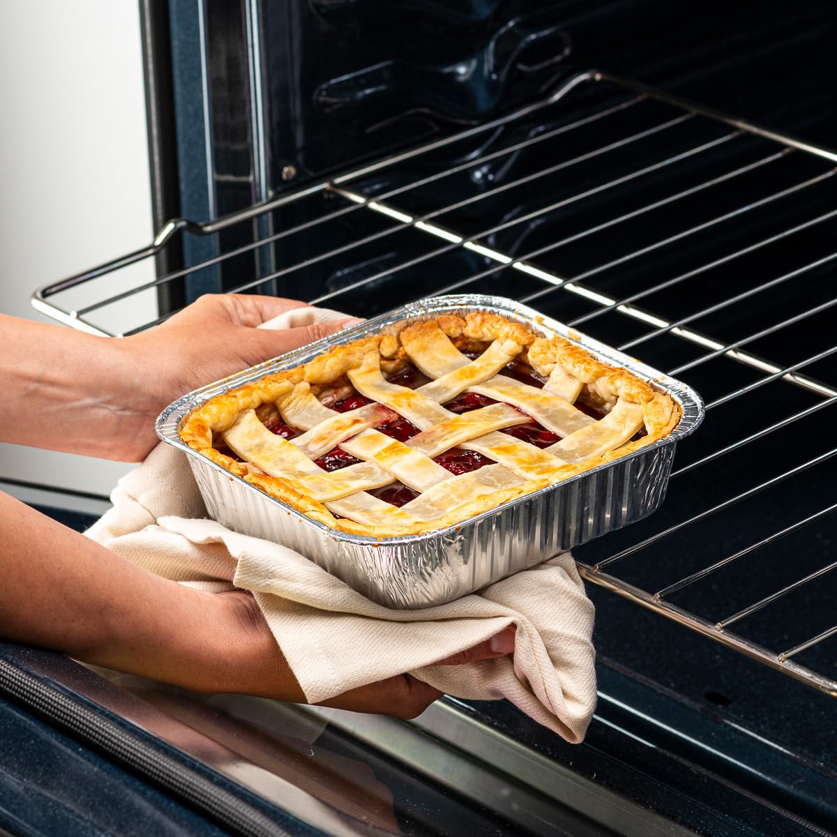 Gusto [25 Sets] 8x8 Square Foil Pans with Lids - Disposable Food Containers Perfect for Baking, Cooking, Heating, Storing, Broiling, Preparing Food - Formerly Comfy Package