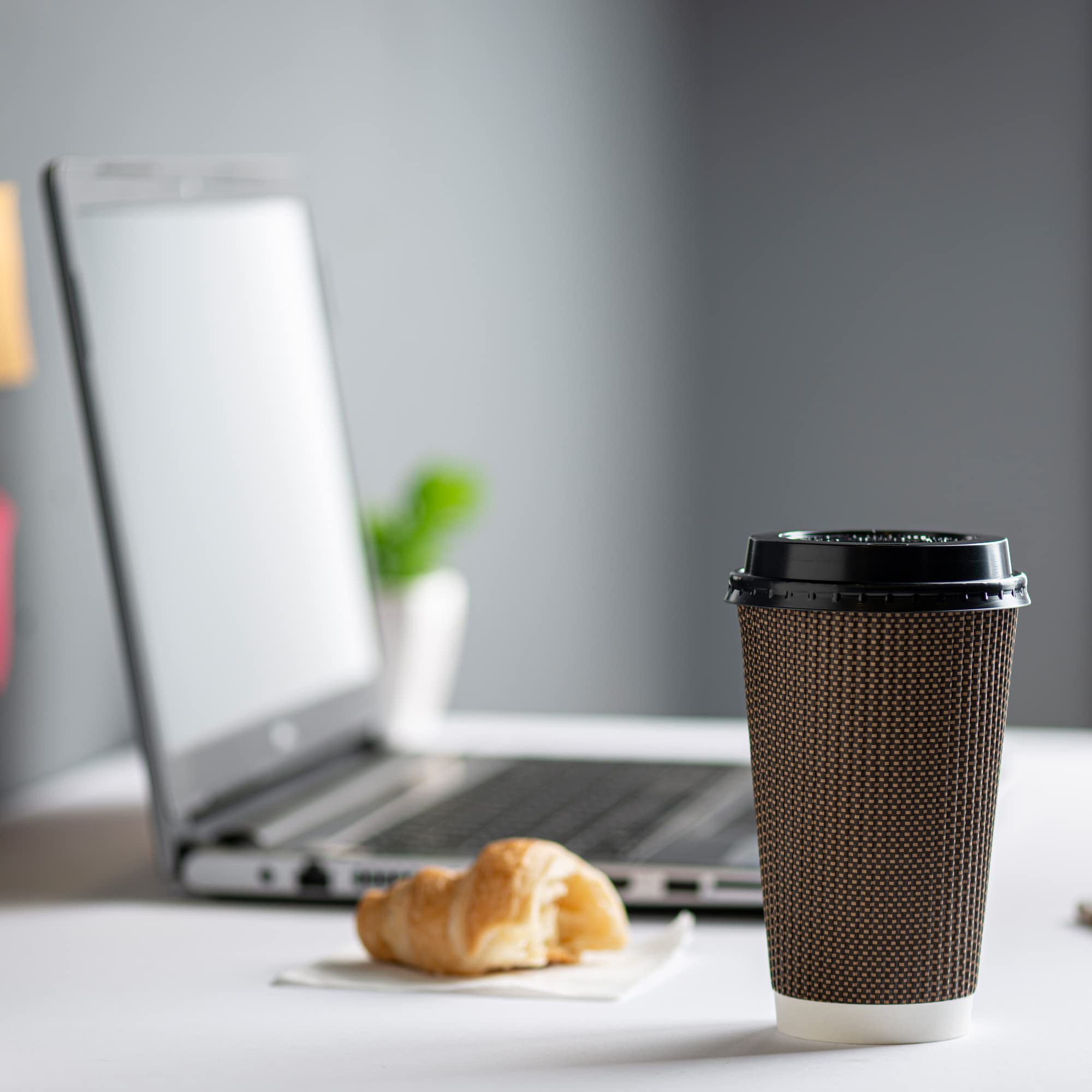 GUSTO [16 oz - 50 Sets] Insulated Brown Patterned Ripple Paper Hot Coffee Cups with Lids (Lids Color May Vary) - Ideal for Hot Beverages, Travel, and Office Use - Formerly Comfy Package