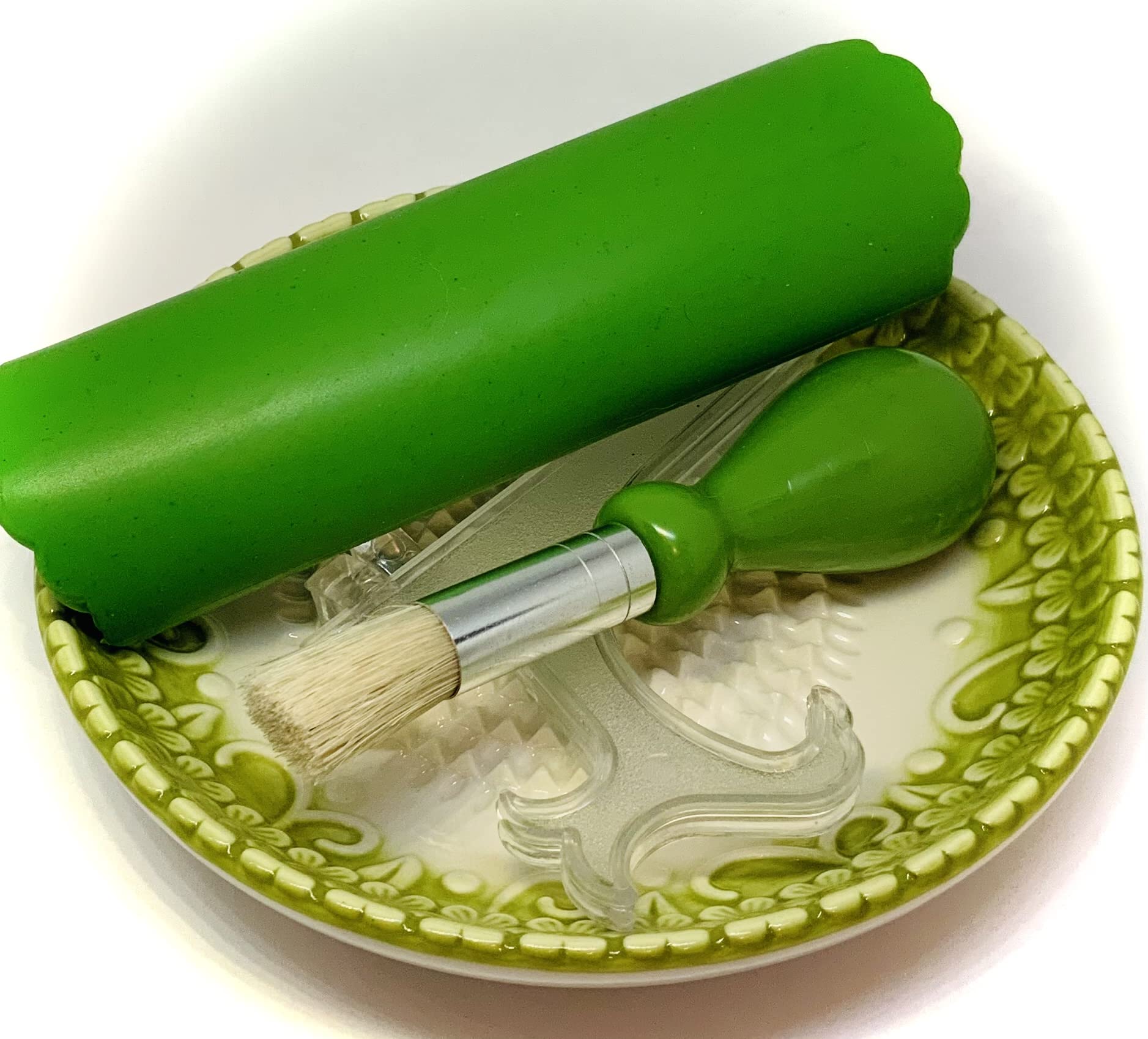 BonCera, All-in-one Premium Ceramic Garlic Grater Plate 4-Piece Set - Green Embossed Design and Style - For Garlic, Ginger, Chocolate, and more! - Comes with 5.25" Plate, Peeler, Brush, and Stand
