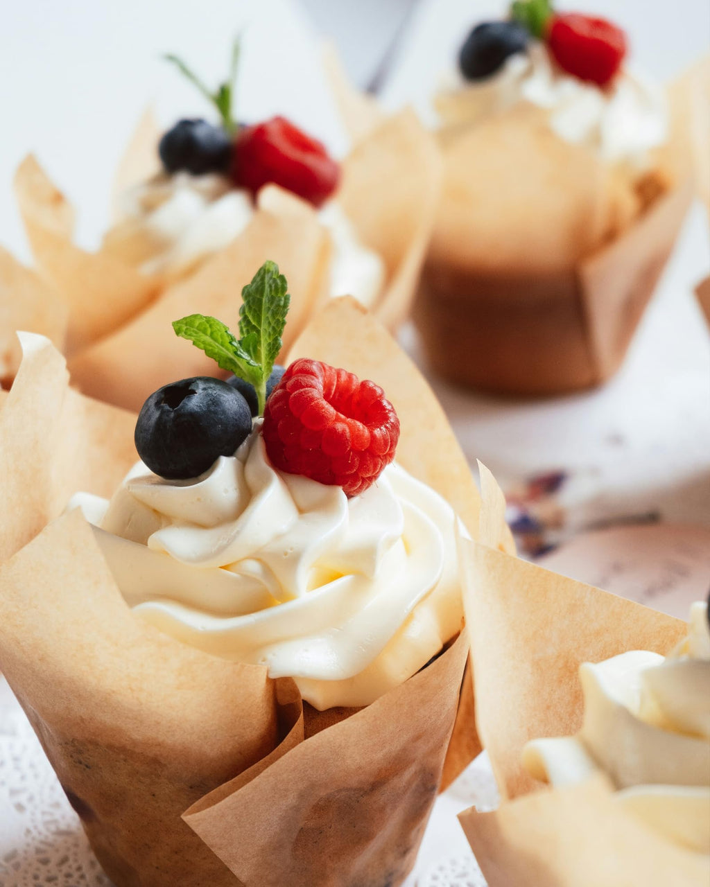 Bake Choice 100pcs Natural Jumbo Muffin Liners for Baking, Greaseproof Parchment Paper Muffin Liners, Cupcake Liner, Tulip Cupcake Liners for Party, Christmas