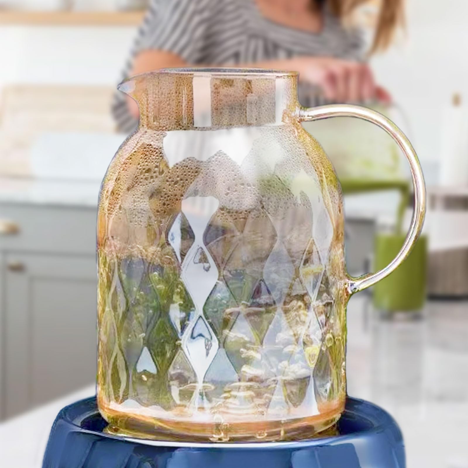 1.8L 60 oz Amber Glass Pitcher with Lid and Handle 2 Quart Water Pitcher with Spout Beverage Serveware Iced Tea Jug Water Carafe Heat Resistant Refrigerator Usable