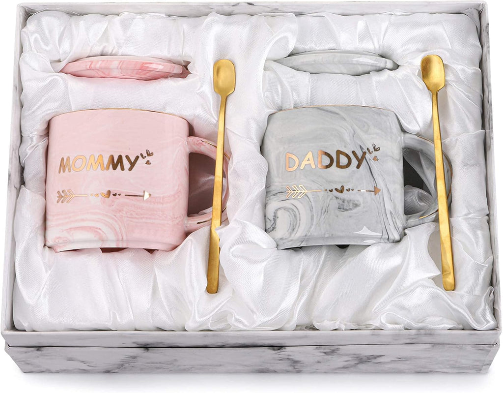 WUWEOT 2 Pack Dad and Mom Coffee Mug Set for Parents to be, New Mom and First Time Pregnancy Gifts for Christmas, Marble Ceramic Coffee Cup Set with Gift Box, Lid, Spoon (10OZ)
