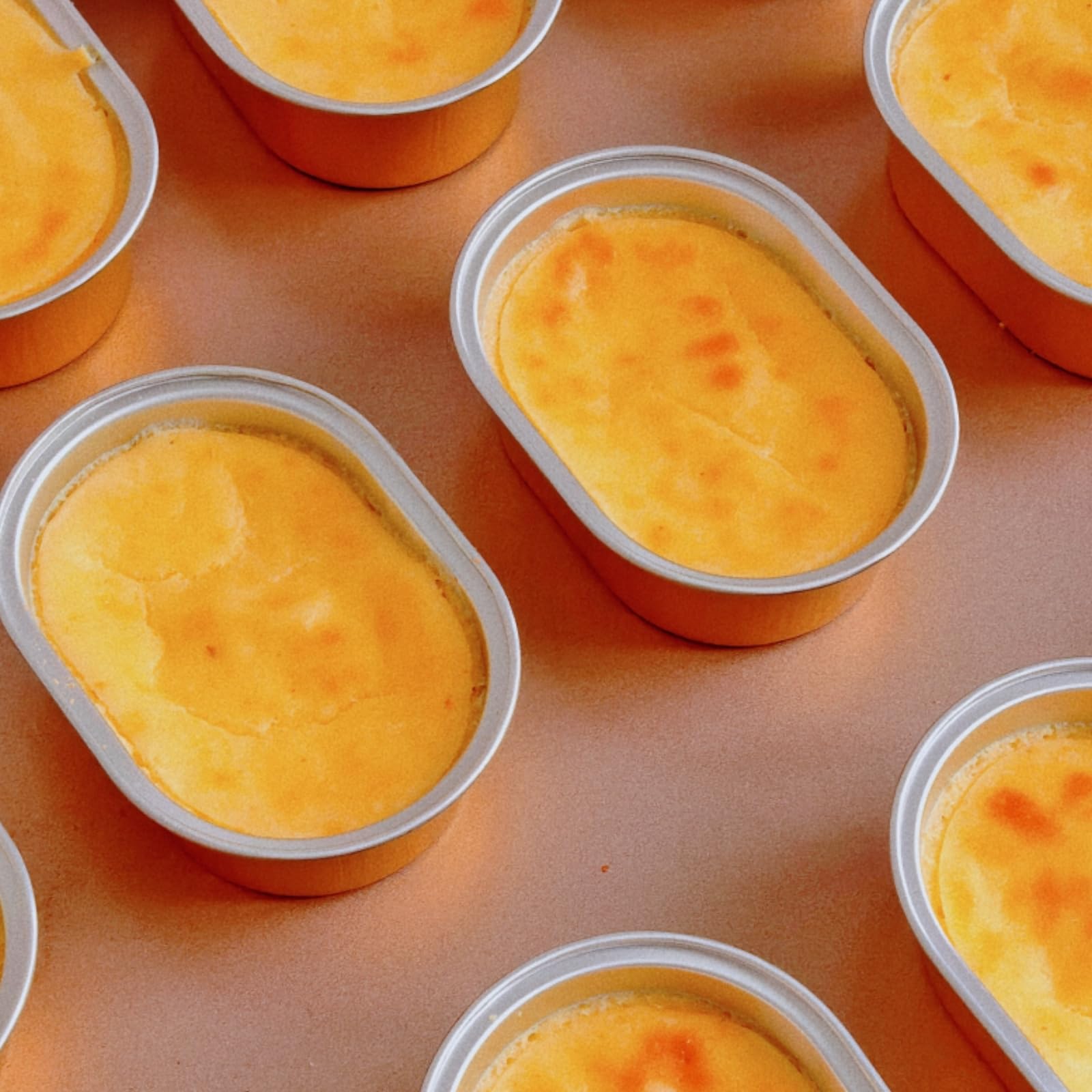 Dicunoy 100 Pack Mini Aluminum Baking Cups with Lids, 2 FL OZ Disposable Ramekins Muffin Liners Containers, Individual Pie Tin Cup for Dessert, Creme Brulee, Pudding, Cupcake