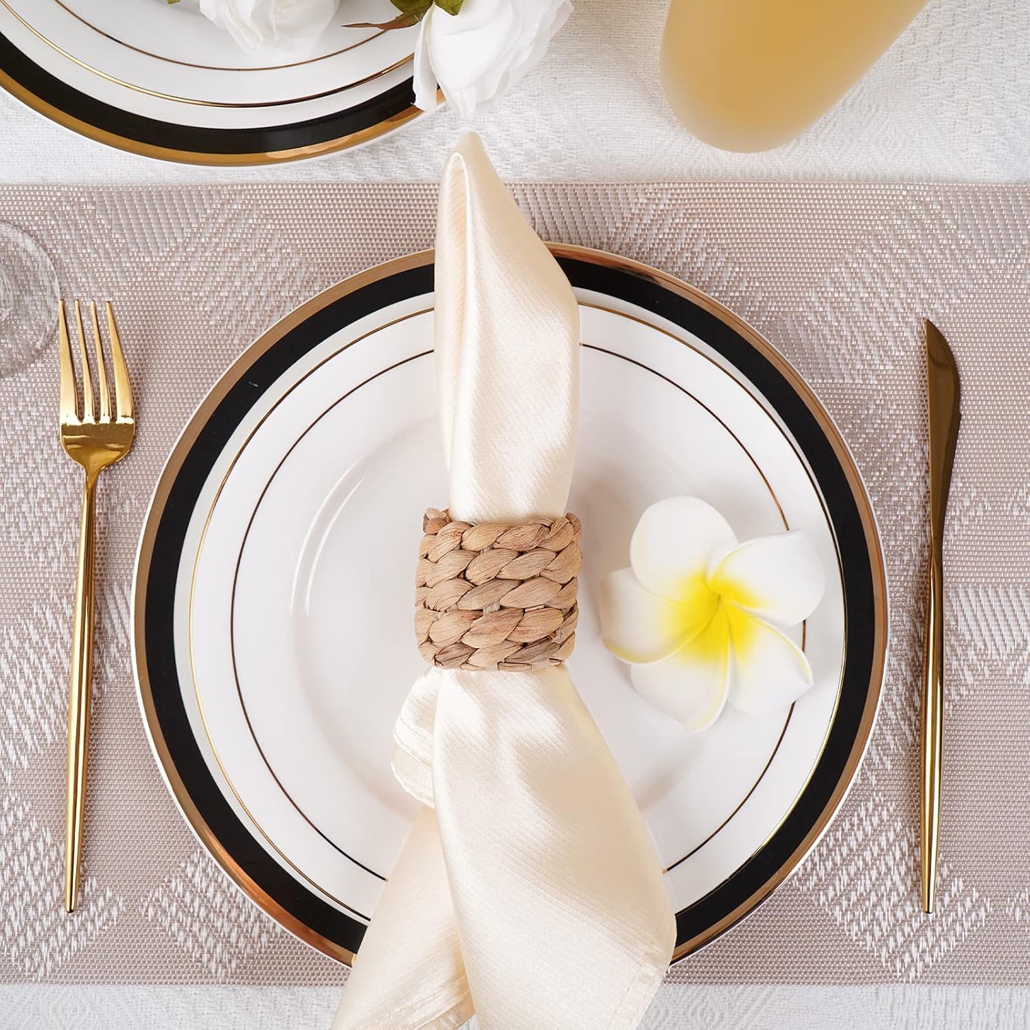 12 pcs Woven Napkin Rings， Napkin Rings Table Decor Handmade by Natural Water Hyacinth， Fall Farmhouse Napkin Rings for Christmas, Wedding Table Decoration