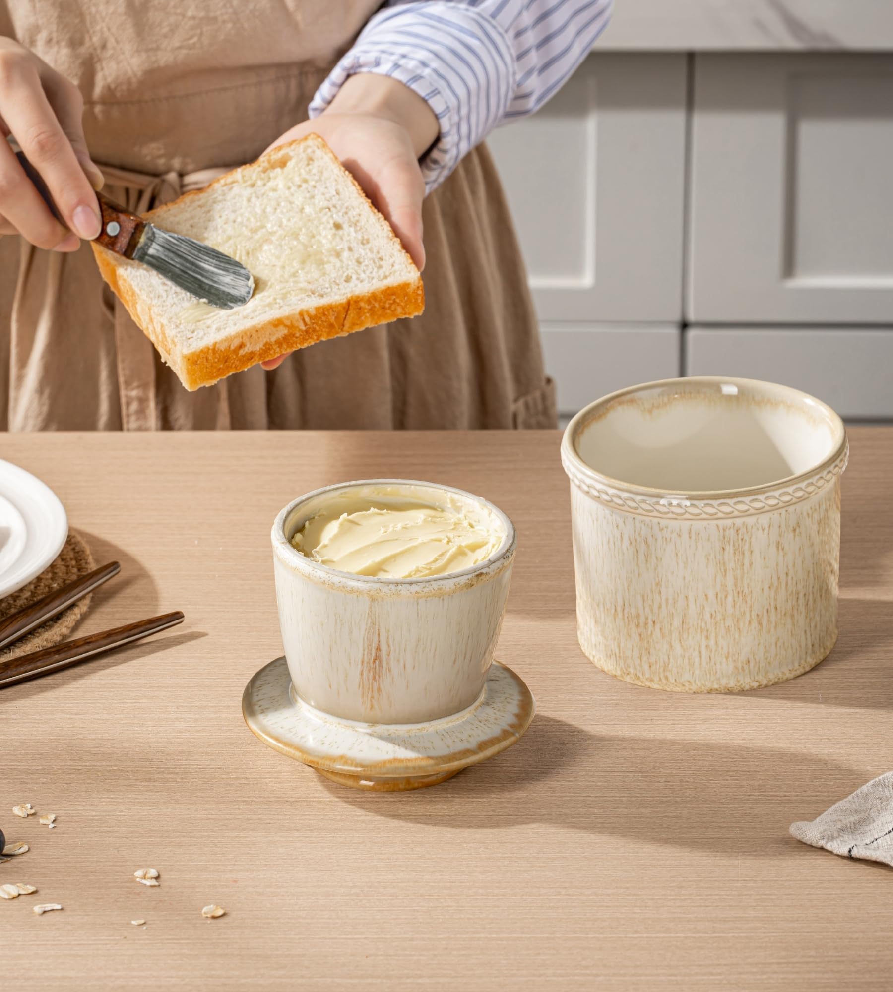 Jersinwei Butter Crock with Lid, Ceramic Butter Crock for Spreadable Soft Butter, Vintage Chain-Rim Design, French Butter Keeper for Home Decor Christmas Housewarming Gift, Cream Vein White
