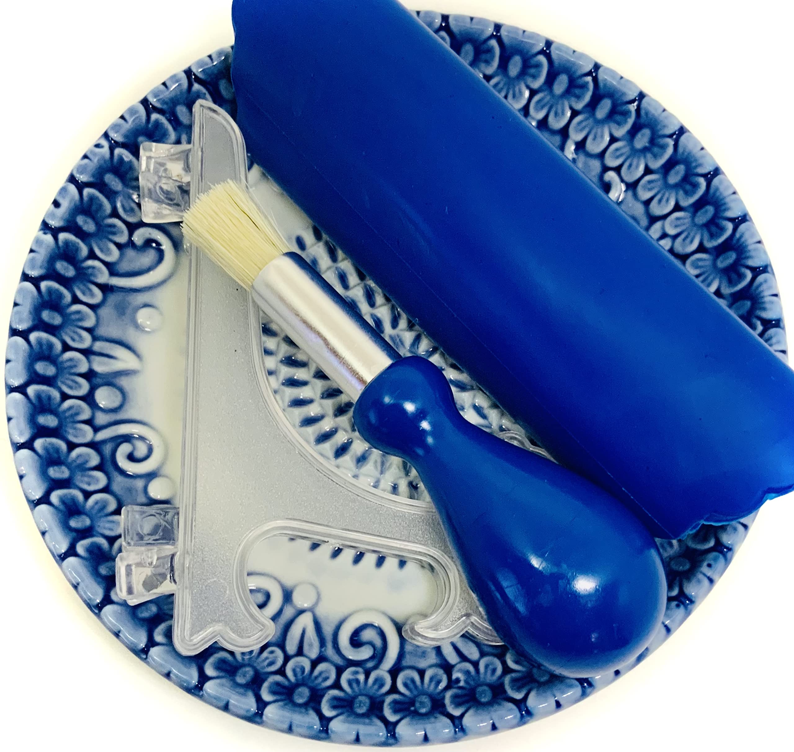 BonCera, All-in-one Premium Ceramic Garlic Grater Plate 4-Piece Set - Blue Embossed Design and Style - For Garlic, Ginger, Chocolate, and more! - Comes with 5.25" Plate, Peeler, Brush, and Stand
