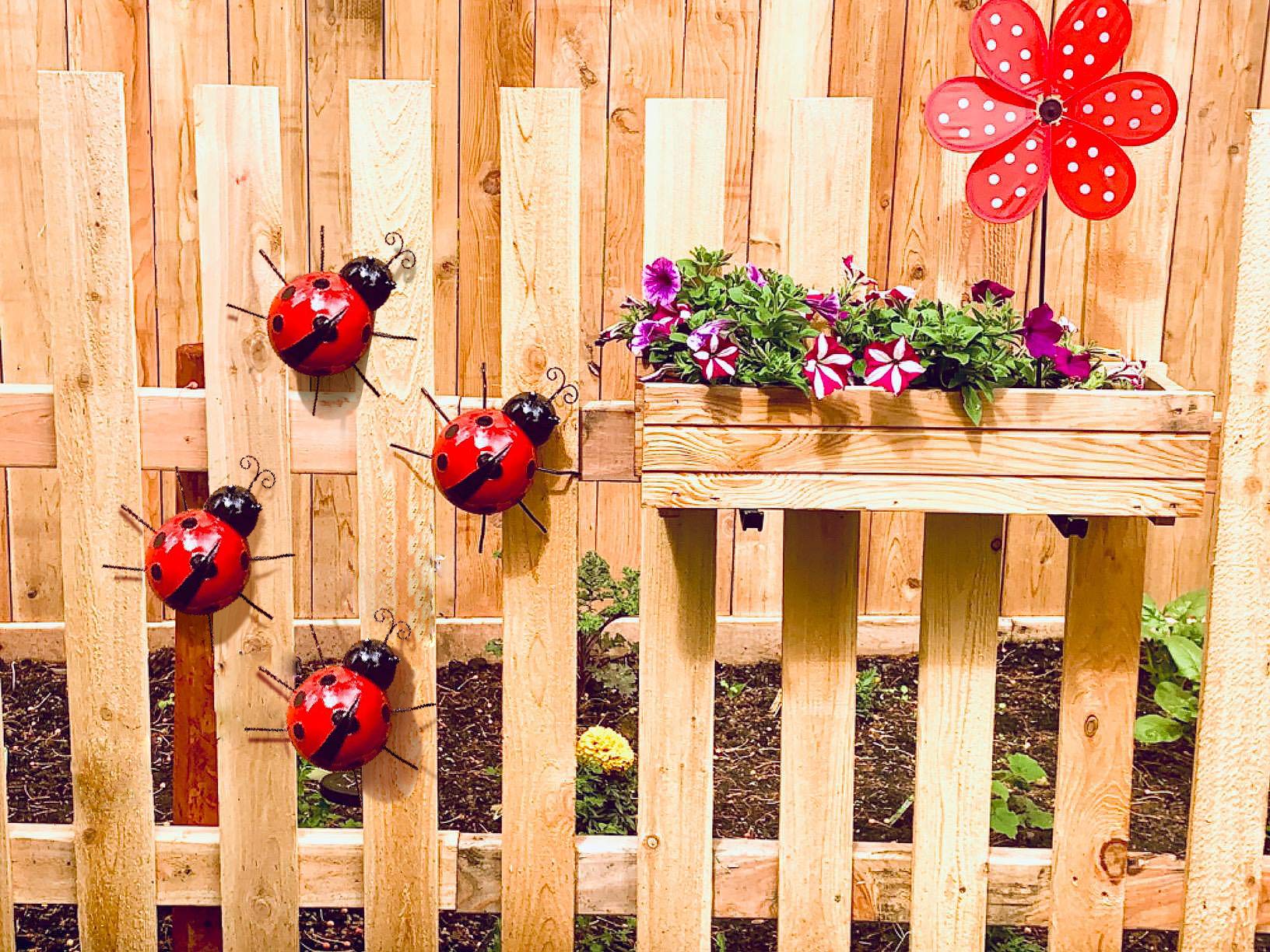 Metal Ladybugs Garden Wall Art Decor Cute Handmade Ladybugs for Backyard Garden Lawn Porch Outdoor Decoration with Red and Black Spots Easy Hanging Yard Wall Ornament Set of 4