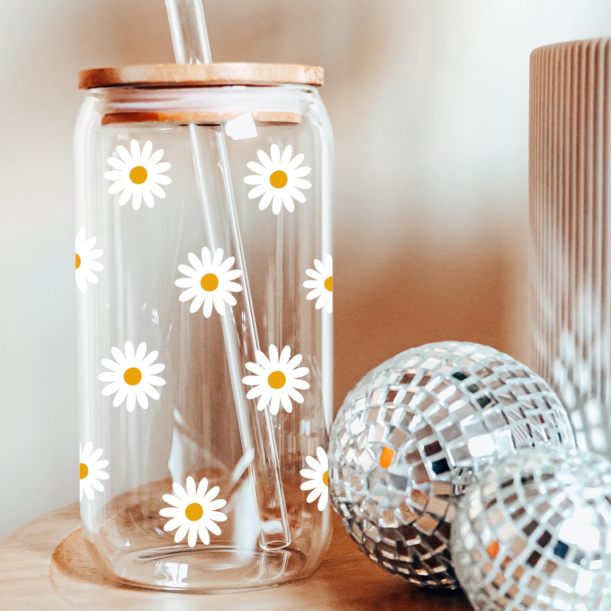 Cute Glass Cups with Lids and Straws, Daisy Design Iced Coffee Cup, Aesthetic Mug Tumbler for Women, Flower Drinking Glasses, Birthday Valentines Christmas Mothers Day Coffee Lover Gifts for Women
