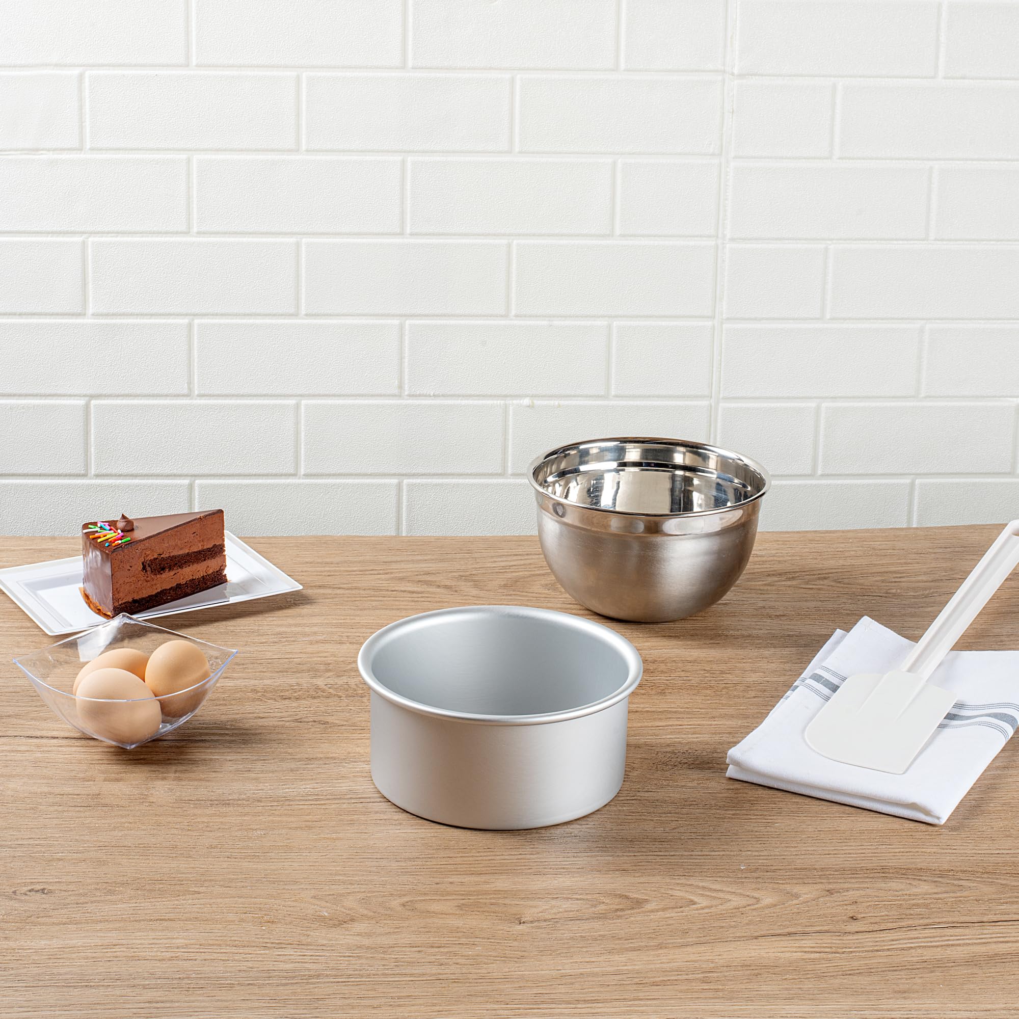 Restaurantware-Met Lux 6 x 3 Inch Straight-Sided Baking Tin, 1 Round Cake Pan - Oven-Ready, Freezable, Anodized Aluminum Round Baking Pan, Greaseproof, for Layer Birthday Cake