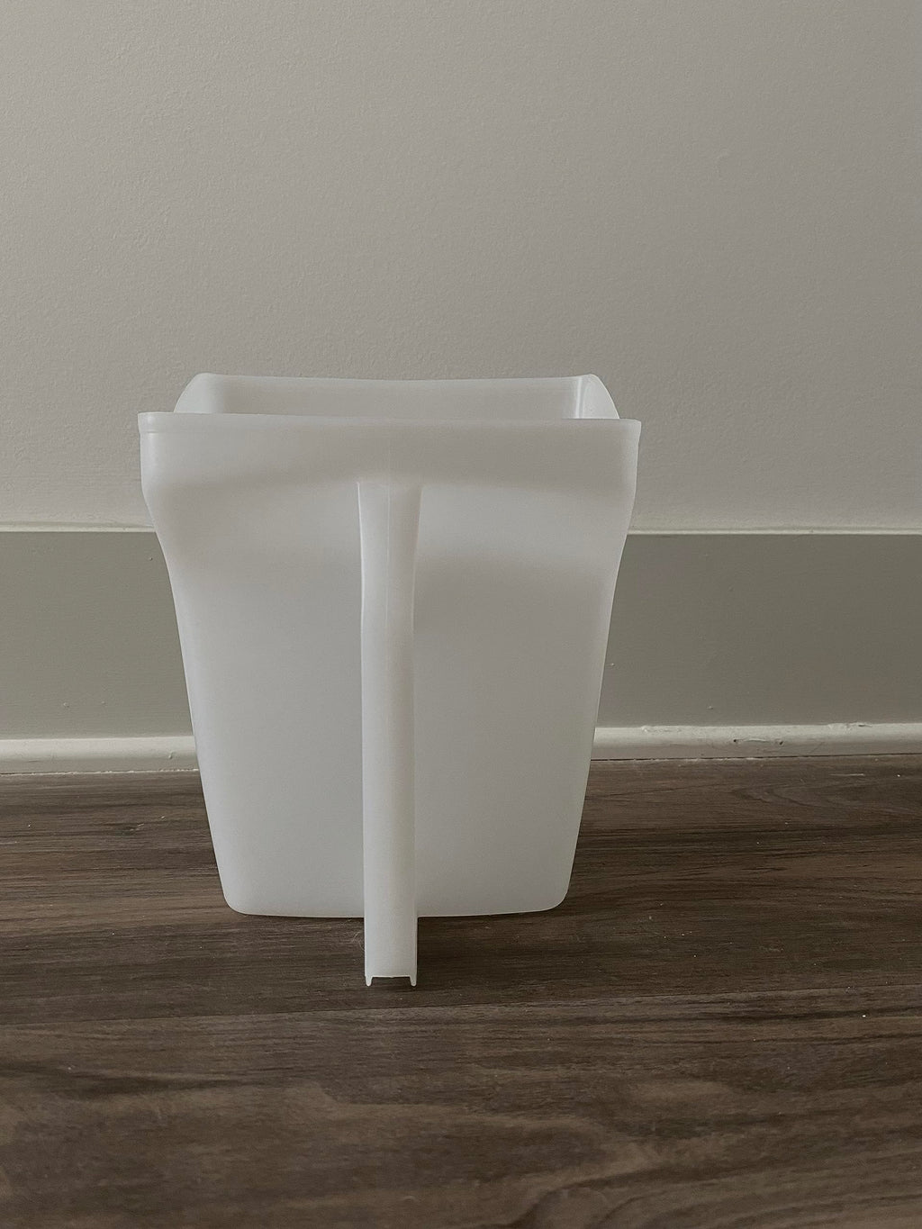 Rubbermaid Commercial Products Food Service Utility Scoop 64-Ounce White for Ice/Bar and Ingredient Use in Restaurant/Kitchen