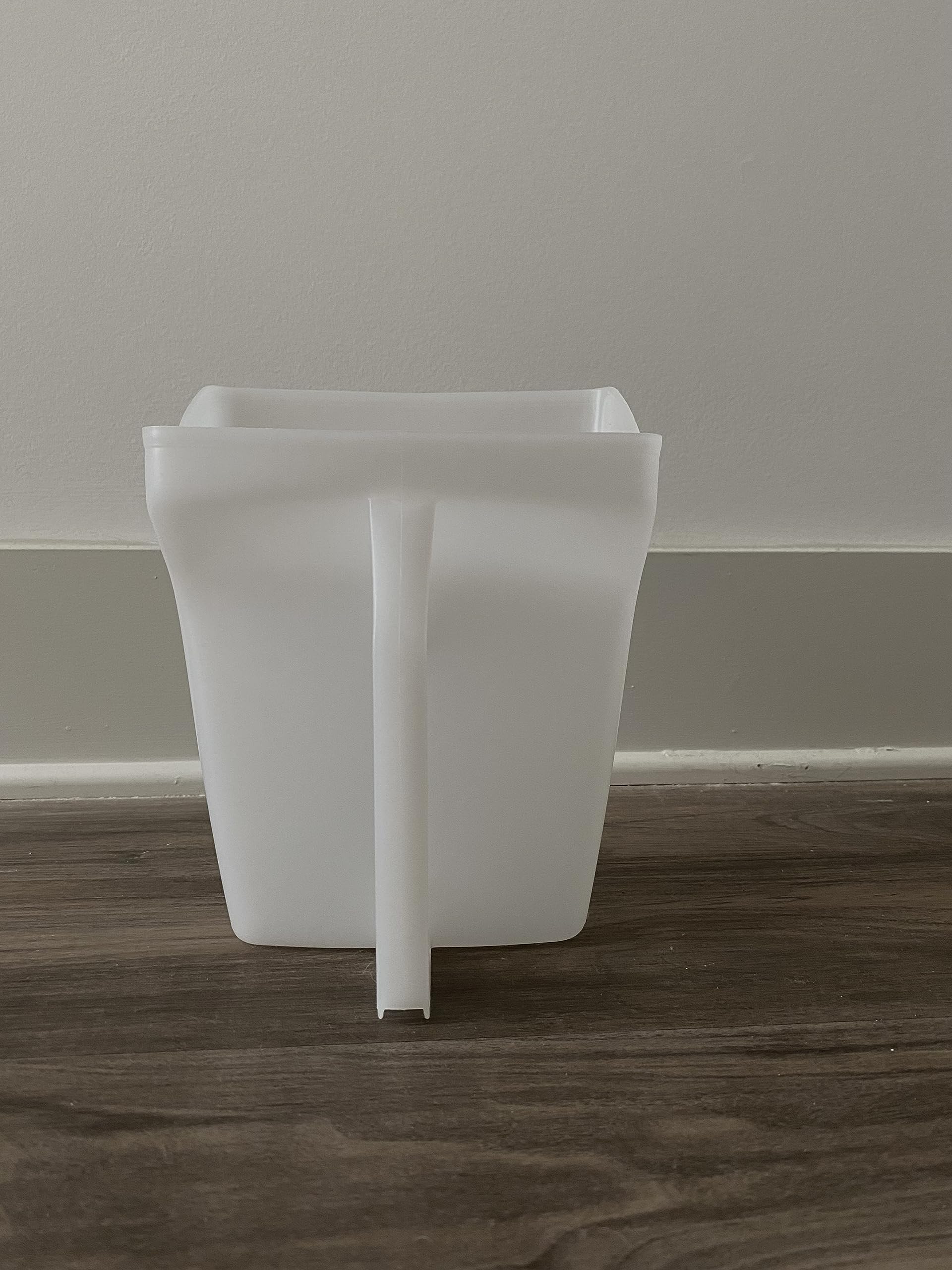Rubbermaid Commercial Products Food Service Utility Scoop 64-Ounce White for Ice/Bar and Ingredient Use in Restaurant/Kitchen